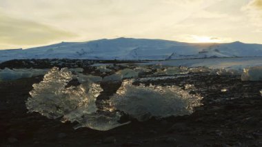 İzlanda, Avrupa 'daki Jokulsarlon Gölü' nde gün batımında zaman aşımı