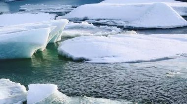 İzlanda, Avrupa 'daki Jokulsarlon buzulunda kışın buz blokları eriyor.