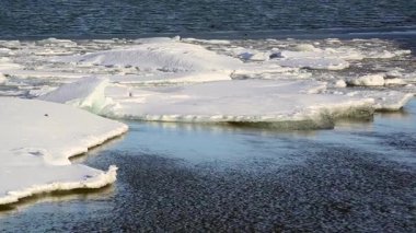 İzlanda, Avrupa 'daki Jokulsarlon buzulunda kışın buz blokları eriyor.