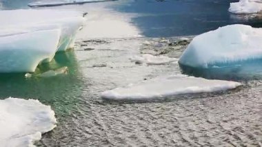 İzlanda, Avrupa 'daki Jokulsarlon buzulunda kışın buz blokları eriyor.