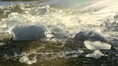 İzlanda, Avrupa 'daki Jokulsarlon buzulunda kışın buz blokları eriyor.