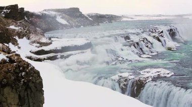Kışın İzlanda 'da ünlü şelale Gullfoss, yüksek çözünürlüklü video.
