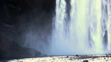 İzlanda 'da Şelale Skogarfoss, yüksek çözünürlüklü video