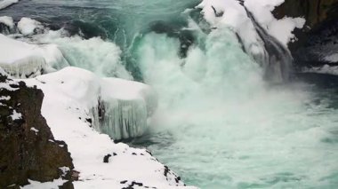 İzlanda 'da ünlü şelale Dettifoss' un kışın yakın çekimi