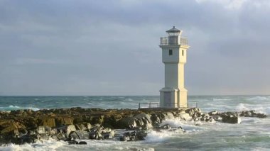 Baharda İzlanda, Akranes limanında beyaz deniz feneri, yüksek çözünürlüklü video