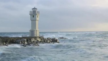 Baharda İzlanda, Akranes limanında beyaz deniz feneri, yüksek çözünürlüklü video