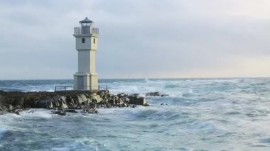 Baharda İzlanda, Akranes limanında beyaz deniz feneri, yüksek çözünürlüklü video