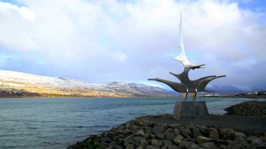 Heykelin baharda İzlanda, Akureyri limanındaki yüksek çözünürlüklü videosu