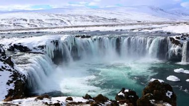 Kışın İzlanda 'da ünlü şelale Godafoss