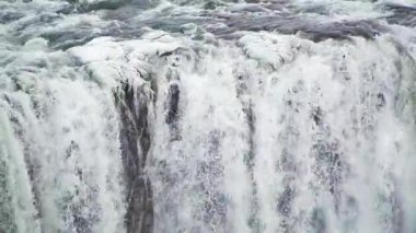 İzlanda 'da ünlü şelale Dettifoss' un kışın yakın çekimi