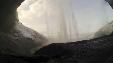 İzlanda 'daki ünlü şelalenin arkasında, el kameralı çekim