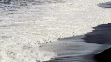 Waves in the black sand beach Vik, İzlanda, in the winter time