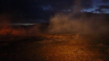 İzlanda 'nın topraklarından kaplıcalar fışkırıyor, geceleri manzara.