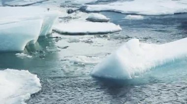 İzlanda, Avrupa 'da kışın buzul gölü Jokulsarlon' da buz blokları eriyor