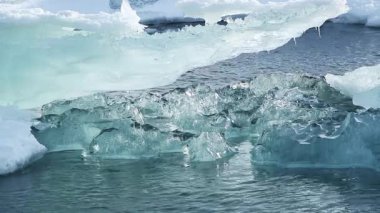 İzlanda, Avrupa 'da kışın buzul gölü Jokulsarlon' da buz blokları eriyor