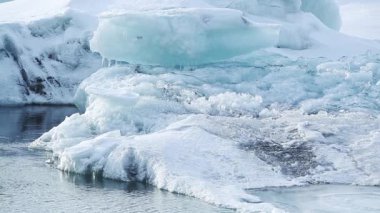 İzlanda, Avrupa 'da kışın buzul gölü Jokulsarlon' da buz blokları eriyor