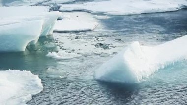 İzlanda, Avrupa 'da kışın buzul gölü Jokulsarlon' da buz blokları eriyor