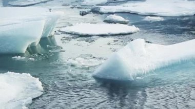 İzlanda, Avrupa 'da kışın buzul gölü Jokulsarlon' da buz blokları eriyor