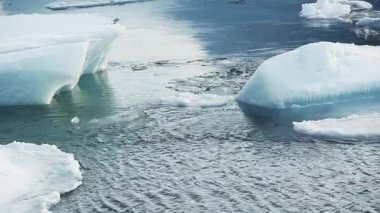 İzlanda, Avrupa 'da kışın buzul gölü Jokulsarlon' da buz blokları eriyor