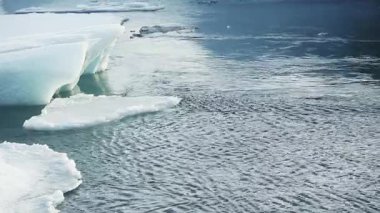 İzlanda, Avrupa 'da kışın buzul gölü Jokulsarlon' da buz blokları eriyor