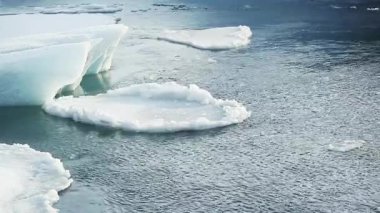 İzlanda, Avrupa 'da kışın buzul gölü Jokulsarlon' da buz blokları eriyor