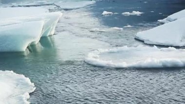 İzlanda, Avrupa 'da kışın buzul gölü Jokulsarlon' da buz blokları eriyor