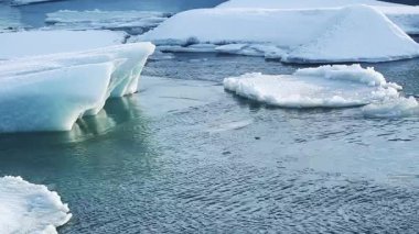 İzlanda, Avrupa 'da kışın buzul gölü Jokulsarlon' da buz blokları eriyor