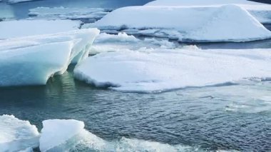 İzlanda, Avrupa 'da kışın buzul gölü Jokulsarlon' da buz blokları eriyor