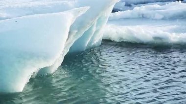 İzlanda, Avrupa 'da kışın buzul gölü Jokulsarlon' da buz blokları eriyor