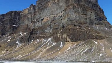 İzlanda 'dan arabayla geçen bir video klip, kışın yol filmi klibi.