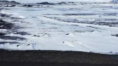 İzlanda 'dan arabayla geçen bir video klip, kışın yol filmi klibi.