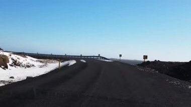 Kışın İzlanda 'dan arabayla geçen video klip, araç videosu