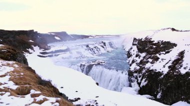 Kışın İzlanda 'da ünlü şelale Gullfoss, yüksek çözünürlüklü video.