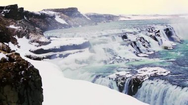 Kışın İzlanda 'da ünlü şelale Gullfoss, yüksek çözünürlüklü video.
