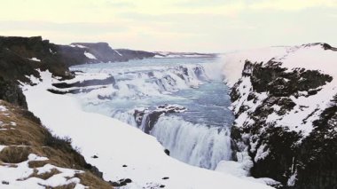 Kışın İzlanda 'da ünlü şelale Gullfoss, yüksek çözünürlüklü video.