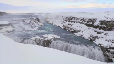 Ünlü Gullfoss Şelalesi 'nin kış, İzlanda sineması, yüksek çözünürlüklü video.
