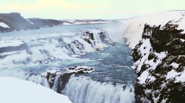 Kışın İzlanda 'da ünlü şelale Gullfoss, yüksek çözünürlüklü video.