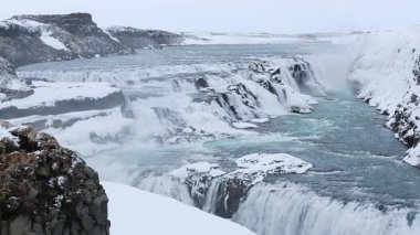 Kışın İzlanda 'da ünlü şelale Gullfoss, yüksek çözünürlüklü video.