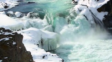 İzlanda 'da ünlü şelale Dettifoss' un kışın yakın çekimi