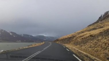 İzlanda 'dan arabayla geçen bir video klip, kışın yol filmi klibi.