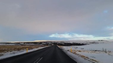 İlkbaharda İzlanda 'dan arabayla geçen video klip, yol filmi klibi.