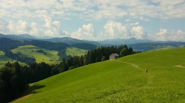 İsviçre dağ manzarası, yaz aylarında İsviçre 'nin St. James yolu boyunca hacca gidiş yolu.