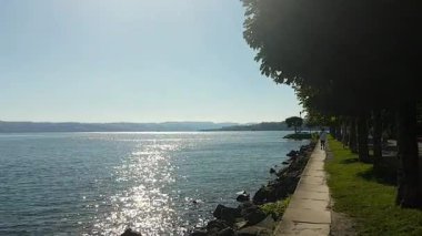 Pan, İsviçre 'de Zürih Gölü' nü, günbatımını, İsviçre 'de St. James Yolu' nu çekti.