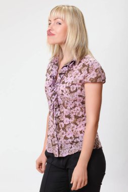 Yüzünde duygu olan bir kadının portresi.