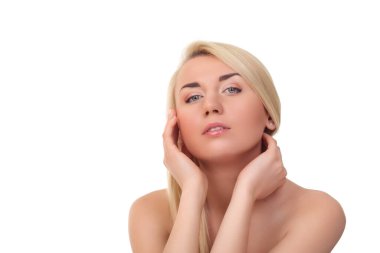 Beyaz arka plan üzerinde izole şehvetli genç sarışın bir kadın portresi