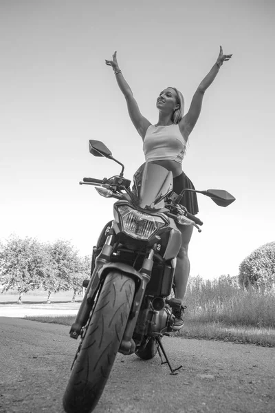Jonge Vrouw Met Een Sport Motorfiets Zee Achtergrond — Stockfoto