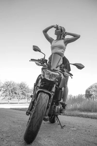 Junge Frau Mit Sportmotorrad Auf Meeresgrund — Stockfoto