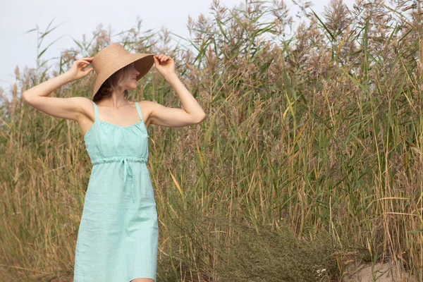 Schöne Modefrau Weißen Kleid Stehen Gegen Wildes Gras — Stockfoto