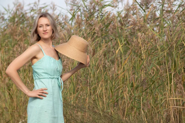 Schöne Modefrau Weißen Kleid Stehen Gegen Wildes Gras — Stockfoto