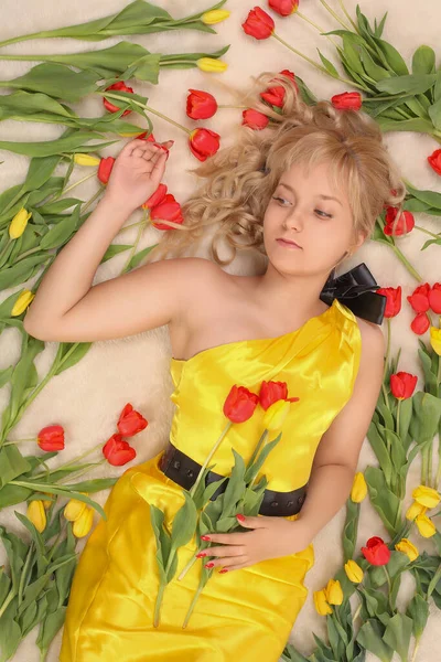 Retrato Joven Belleza Mujer Feliz Con Tulipanes — Foto de Stock